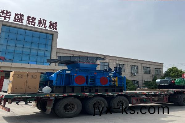 大型对辊破碎机+振动筛装车发往云南