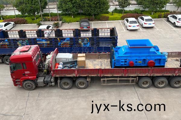 四台对辊制砂机发往浙江台州