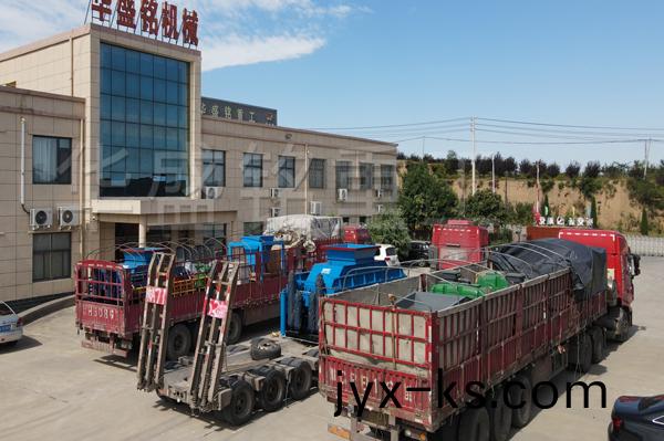 三台全液压对辊破碎机装车发往内蒙古