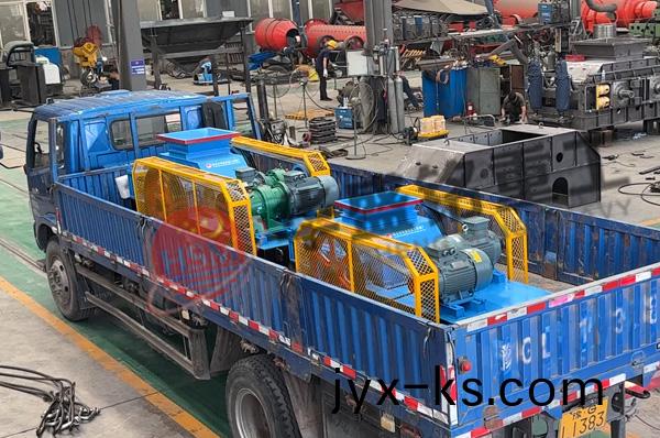 两台小型齿辊破装车发货