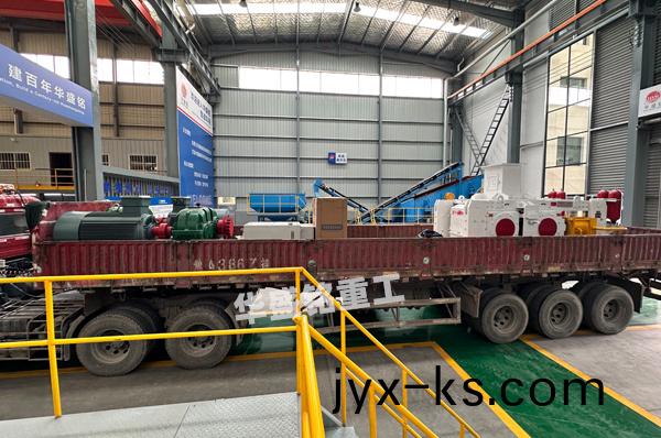 时产150-200t/hG1000x600型高压辊磨机发货现场