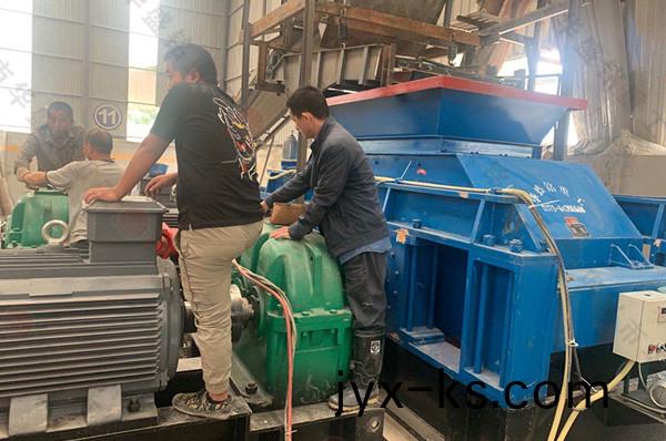 时产150吨大型对辊制砂机安装现场