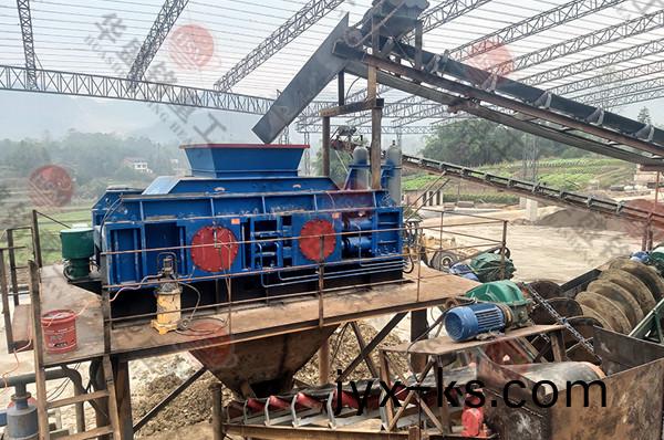 外贸订单再创佳绩，辊式破碎机出口国外。